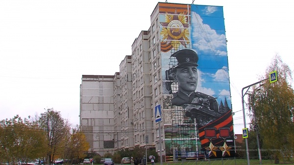 В Озёрах на фасаде жилого дома восстанавливают изображение маршала Михаила  Катукова 