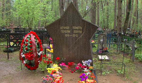 Глава округа Александр Гречищев возложил цветы к мемориалу Героям войны 