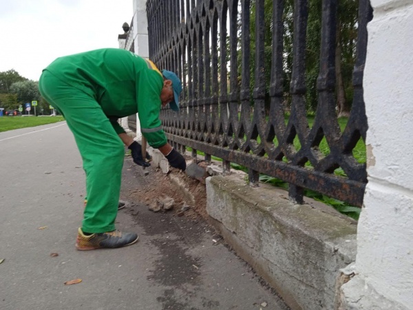 Фундамент ограды парка Мира приводят в порядок