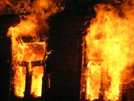 Дом в Песках загорелся от удара молнии