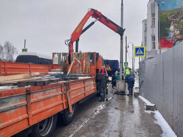 На пешеходном переходе у закрытой на ремонт подземки появился светофор