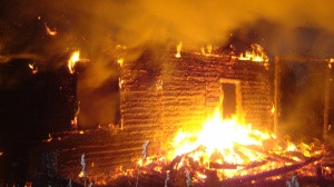 В Коломенском районе утром сгорел дом