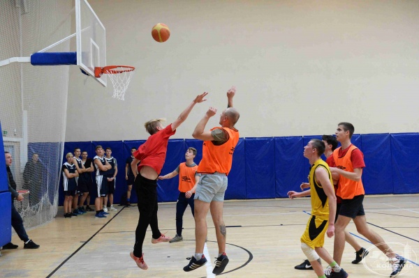 В КЦ "Коломна" проходят соревнования по баскетболу