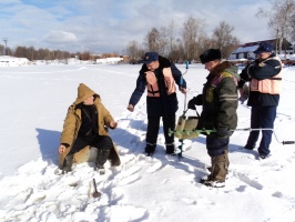 Спасатели разъясняют жителям правила безопасного нахождения на льду