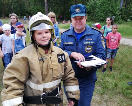 Егорьевские школьники примерили боевую одежду пожарного 