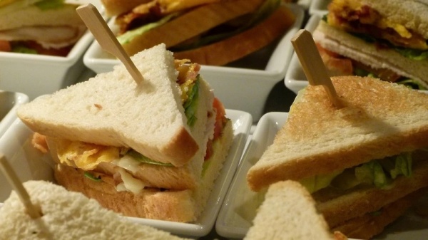 В школьных столовых могут появиться бургеры и сэндвичи