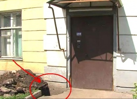 Жители дома по улице Яна Грунта,3 пожаловались на вырытую рабочими глубокую яму