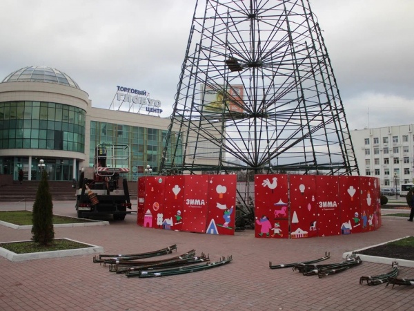 На площади Советской устанавливают главную городскую ёлку