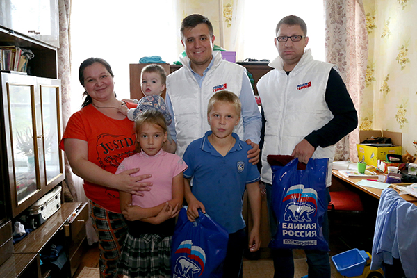 Молодогвардейцы помогли многодетным семьям в Красной Пойме