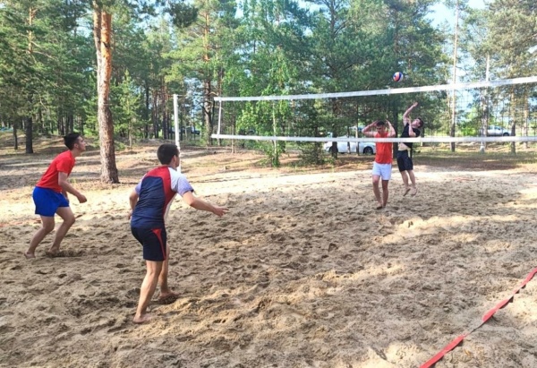 Пляжный волейбол на песчаных площадках "Голубого озера" 