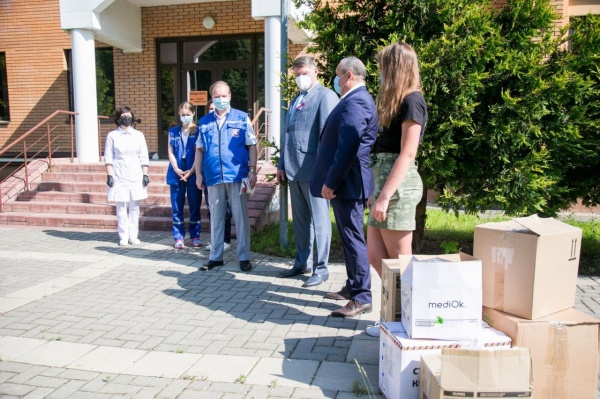 Глава городского округа передал подарки ко Дню России работникам скорой