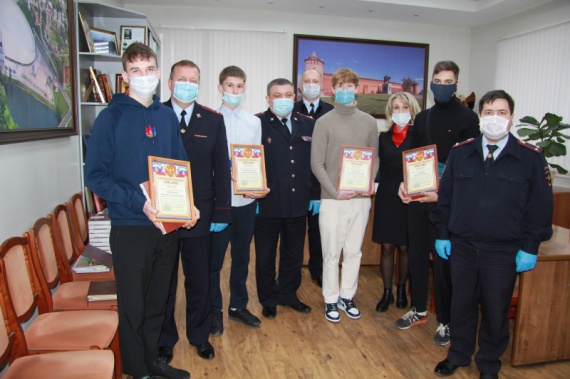 Полицейские наградили коломенских подростков