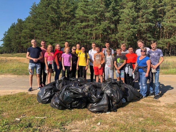 Озерская молодежь собрала 20 мешков мусора 