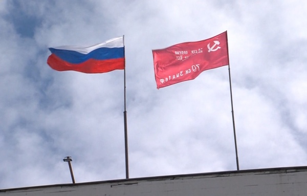 Торжественная церемония поднятия государственного флага Российской Федерации и копии Знамени Победы над административным зданием на площади Советской