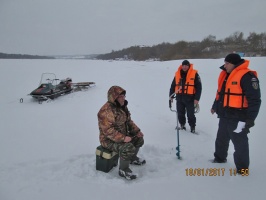 Спасатели вышли к рыбакам на лед напомнить о правилах безопасности