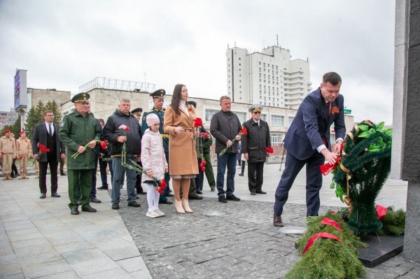 В День труда в Коломне возложили цветы к стеле "Город трудовой доблести"