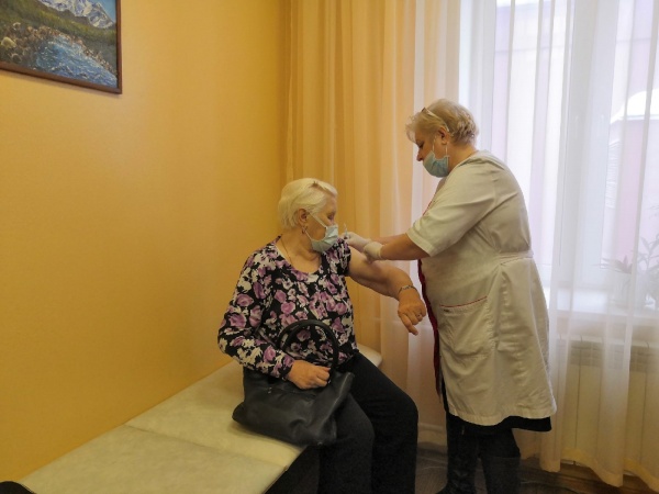 В Луховицах провели вакцинацию в клубе "Активное долголетие"