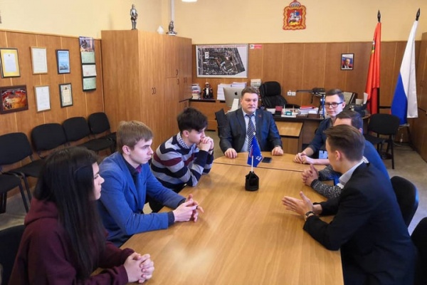 Депутат Мособлдумы встретился с молодогвардейцами