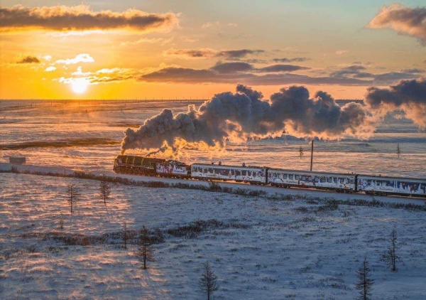 Коломенский паровоз ведёт поезд Деда Мороза