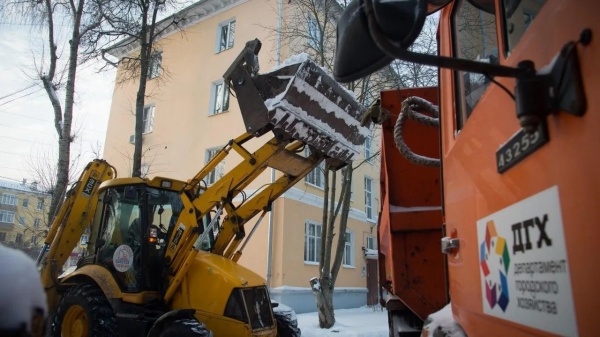 Около 400 кубометров снега ежедневно вывозит из коломенских дворов ДГХ