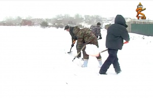 Села, затерянные в снегу: расчищать дороги местным жителям приходится самостоятельно