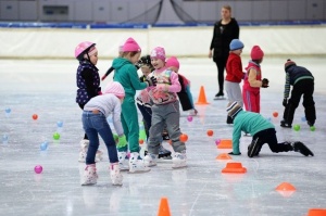 Малыши из детского сада осваивают азы катания на коньках