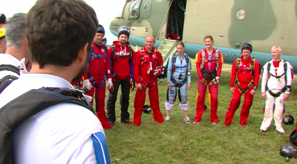 144 парашютиста в "Аэрограде "Коломна" готовятся к мировому рекорду