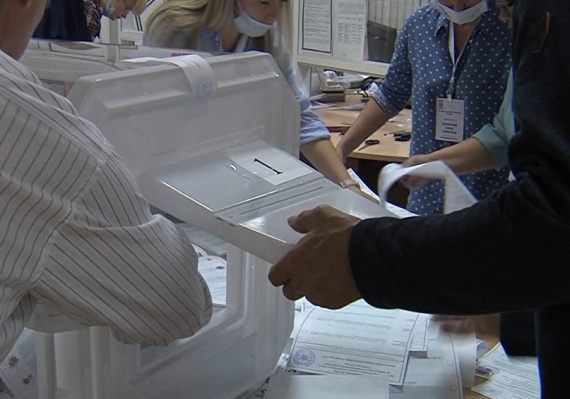 Воскресным вечером участковые избирательные комиссии приступили к подсчёту голосов