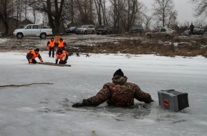 В Шапкино спасли провалившегося на пруду под лед рыбака