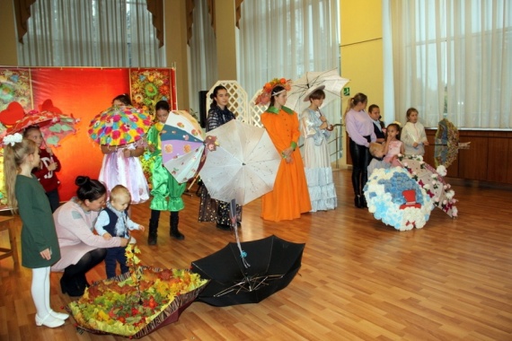 Авторские зонтики представили на конкурсе в Озёрах