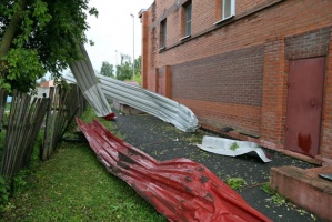 В пятницу в Луховицах ветер повредил крышу спорткомплекса