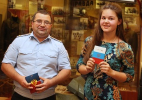В Музее боевой славы 20 юных коломенцев получили свои первые паспорта