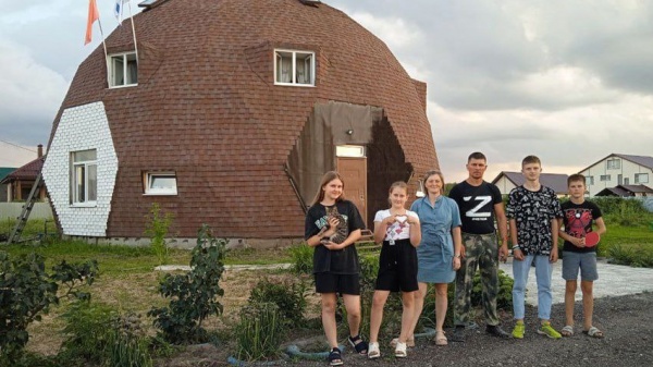 Сферический дом построила многодетная семья из Зарайска