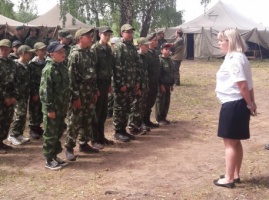 Полицейские пришли в гости в военно-полевой лагерь