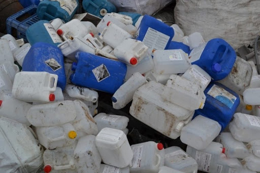 В Егорьевском лесу нашли выброшенные пластиковые канистры