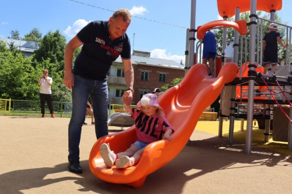 Две губернаторские детские площадки открыли в Зарайске