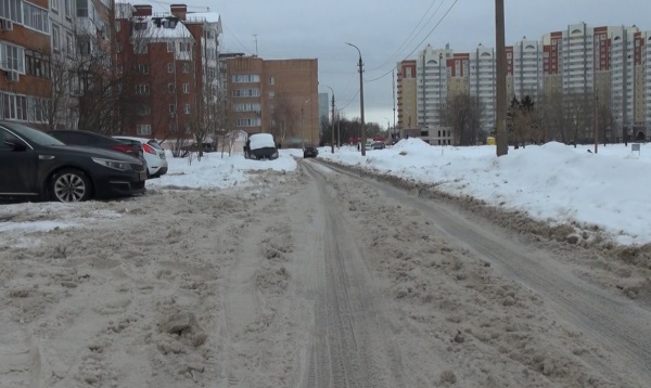 После снегопадов тротуары превратились в "козьи тропы"