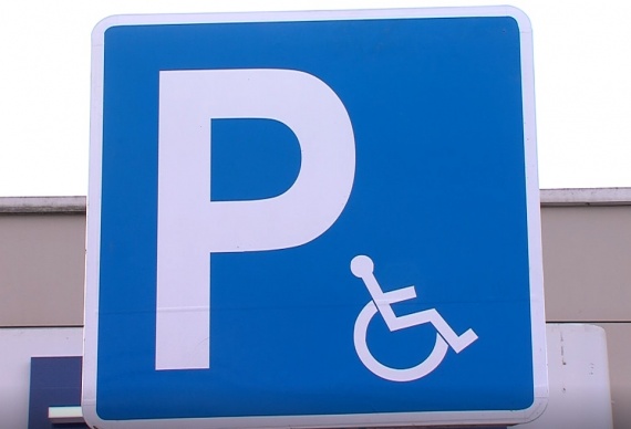 18 парковочных мест для инвалидов появились на площадке у ЦРБ