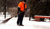 Пять тысяч сотрудников ЖКХ убирают снег во дворах Подмосковья