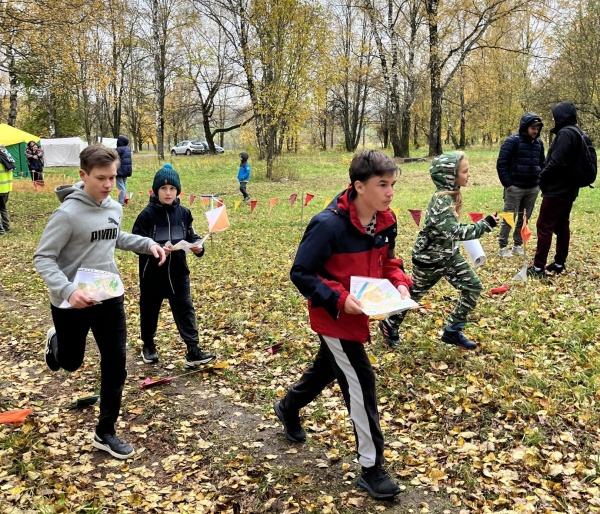Школьники искали в парке 50-летия Октября контрольные пункты