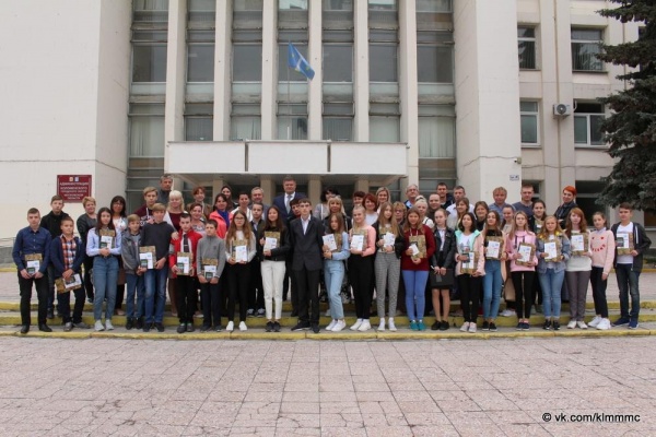 25 коломенских подростков получили паспорта из рук главы