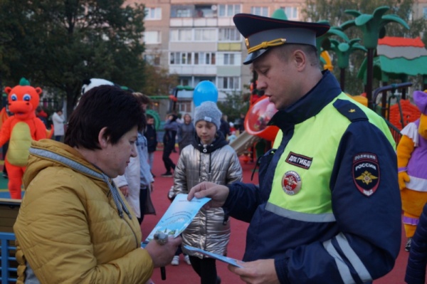 В Луховицах полицейские провели акцию "Автокресло - детям"