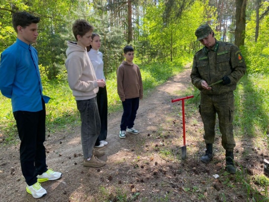 "Лесной десант" Сосново-Борской школы практикуется на свежем воздухе