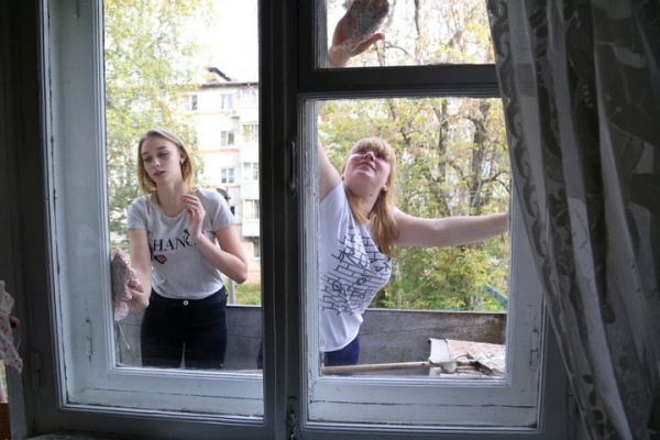 Луховицкие молодогвардейцы мыли окна