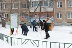 В Луховицах детские площадки очистили от снега сотрудники администрации