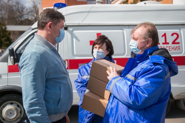 Денис Лебедев передал на станцию скорой помощи защитные маски