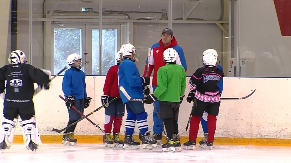 Спортивная школа по хоккею ждёт мальчишек и девчонок