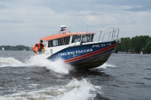 Безопасность немногочисленных купальщиков в Подмосковье обеспечивают  1162 спасателей и 295 единиц техники
