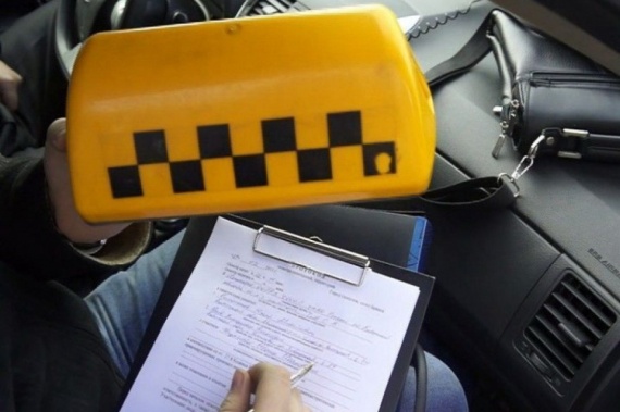 Сотрудники Госавтоинспекции проверяют таксистов