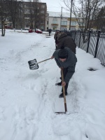 В выходные коломенские школьники помогли очищать от снега дворы и пришкольные участки